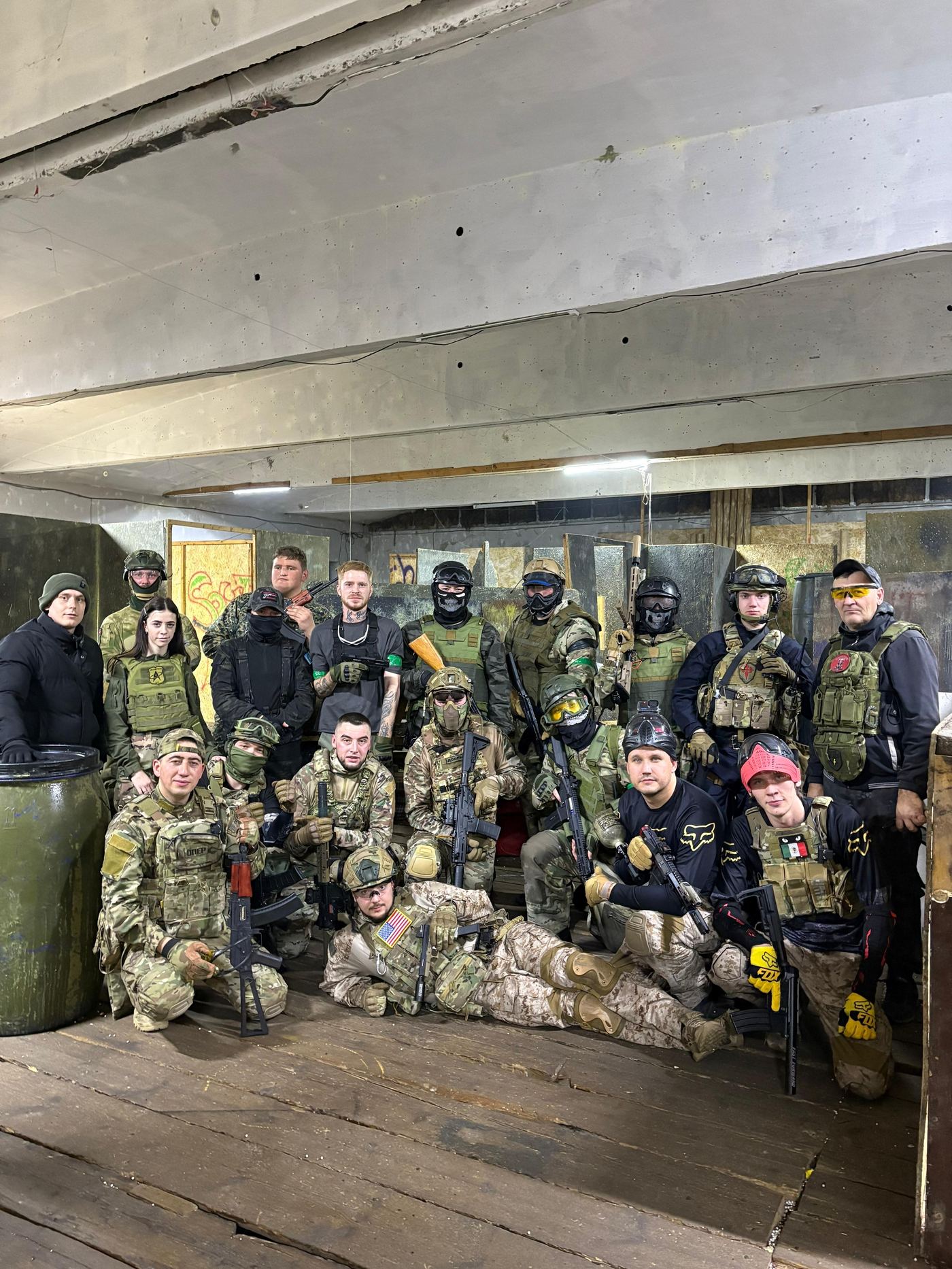 Команда бойцов в помещении перед выездом на полигон